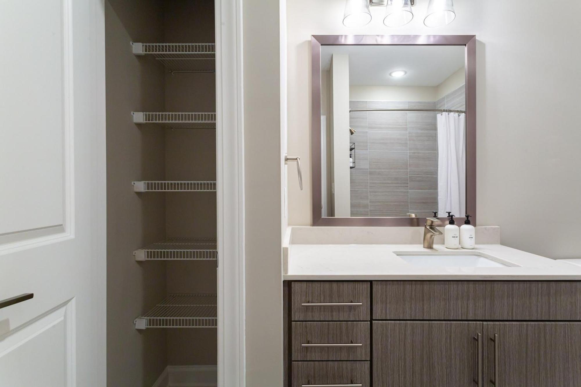 Kasa Freemorewest Charlotte Bilik gambar